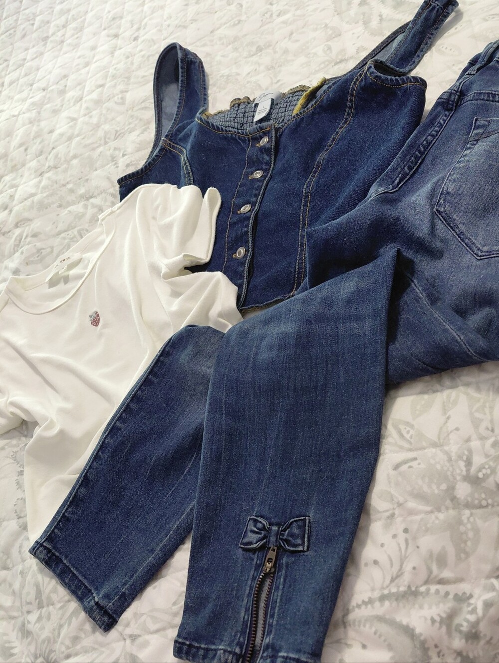 NANETTE JEANS SZ 6,WHITE STRETCHY TOP SZ M , SZ LG BLU JEAN STRETCHY VEST,
